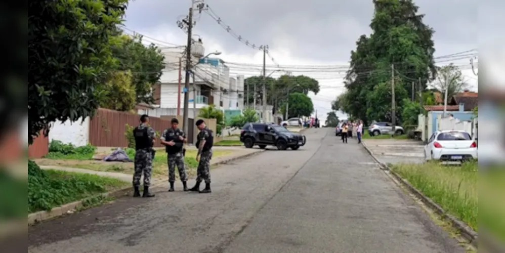 Segundo a PM, o terceiro envolvido no crime conseguiu fugir e é procurado pelas equipes