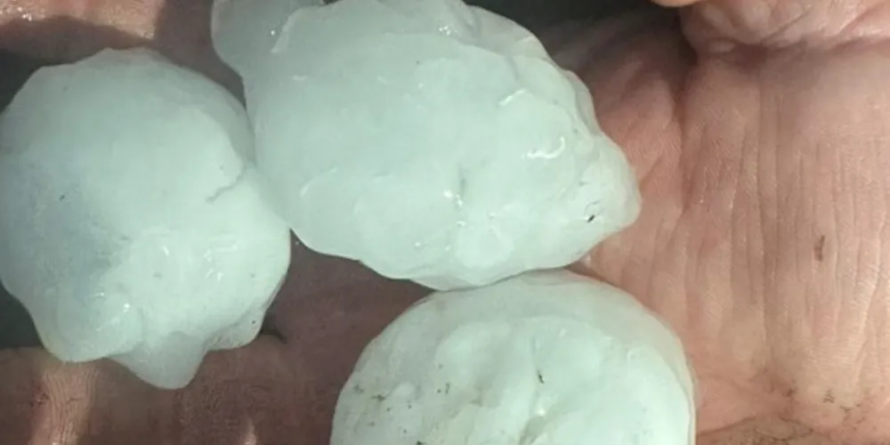 Uma forte chuva de granizo seguido de temporais atingiu toda a região na madrugada desta quarta-feira (04)