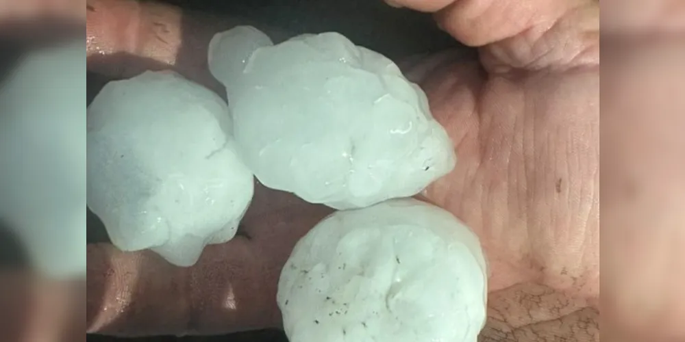 Uma forte chuva de granizo seguido de temporais atingiu toda a região na madrugada desta quarta-feira (04)