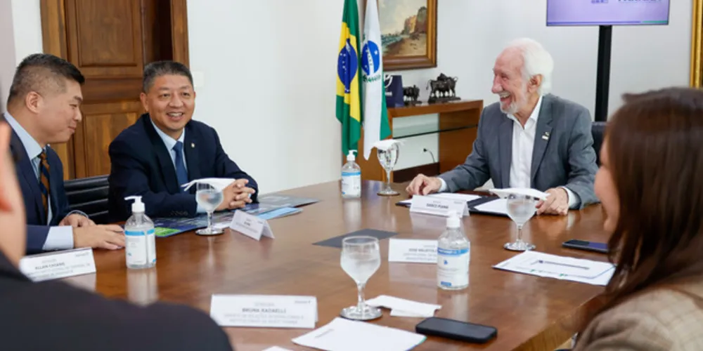 O governador em exercício Darci Piana recebeu no Palácio Iguaçu, uma comitiva da companhia Merchants Port, grupo chinês que controla o Terminal de Contêineres de Paranaguá