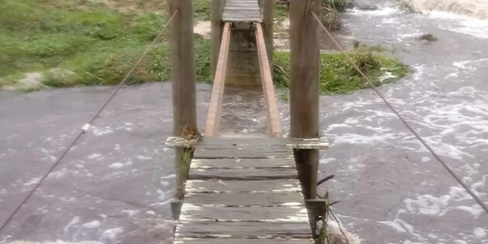 Parte da ponte que leva à cachoeira da Ponte de Pedra e ao mirante do Parque Guartelá caiu