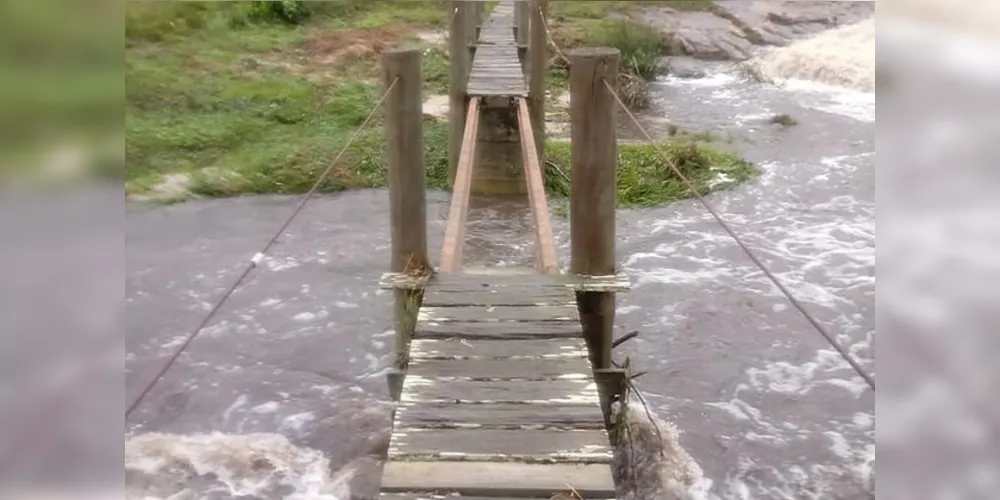 Parte da ponte que leva à cachoeira da Ponte de Pedra e ao mirante do Parque Guartelá caiu