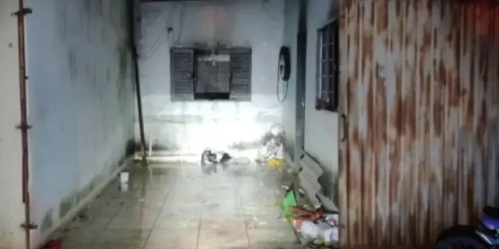 Os policiais descobriram que ele havia deixado o filho, de 4 anos, trancado sozinho na casa dele