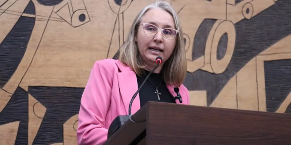 A covereadora Josi Kieras, porta-voz do Coletivo nas sessões, fez pronunciamento contra a consulta antes da sessão