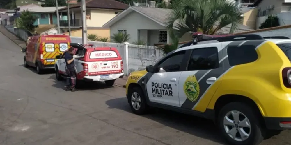 O jovem estava dormindo no quarto quando foi atacado