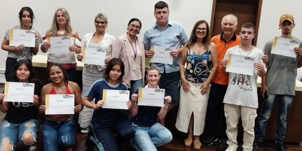 Ao todo, 12 jovens participantes do projeto das instituições e servidores da APAM receberam os certificados de formação