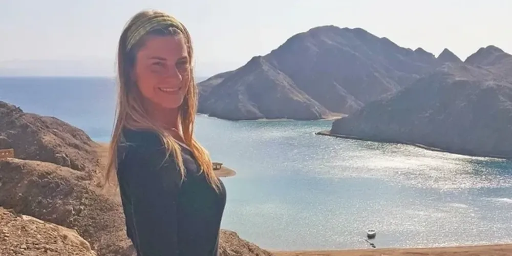 Karla morava no país com o filho de 19 anos