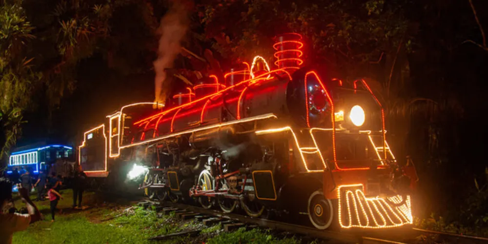 Em todas as paradas da locomotiva histórica haverá a presença do Papai Noel e duendes