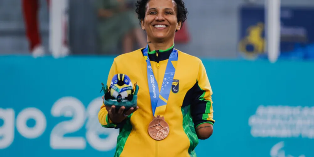Cristhiane Neves no pódio da Competição de Taekowndo -52Kg Feminino