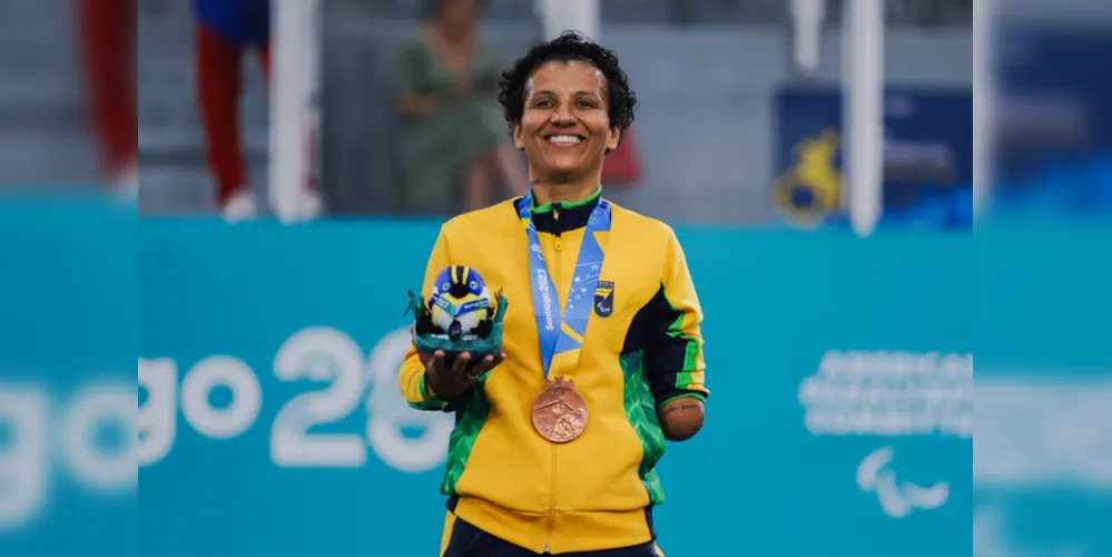 Cristhiane Neves no pódio da Competição de Taekowndo -52Kg Feminino