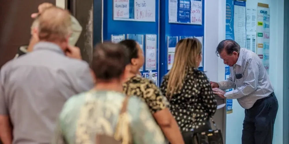 O concurso 2.652 da Mega-Sena, que será sorteado neste sábado (4) à noite em São Paulo, deverá pagar o prêmio de R$ 3,5 milhões a quem acertar as seis dezenas