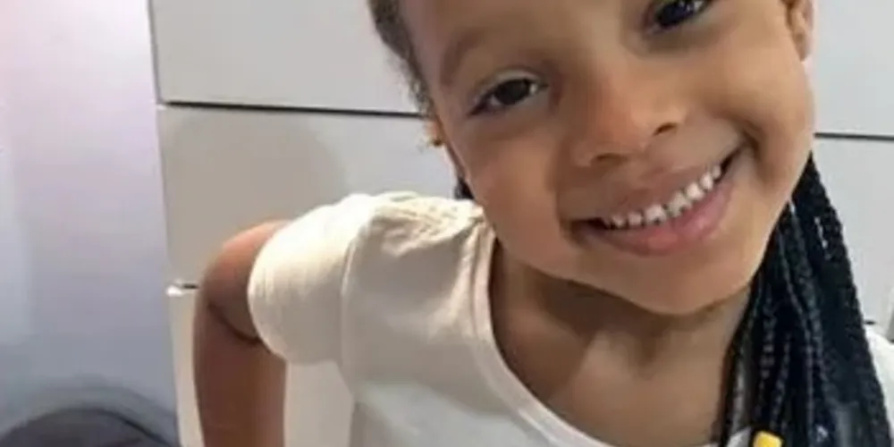 As agressões ocorreram após a menina ter levado para casa um objeto que pertence a uma colega de sala