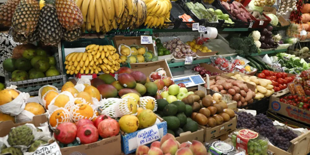 O clima também exerceu influência na oferta de banana-caturra, que registrou aumento de 16,93%