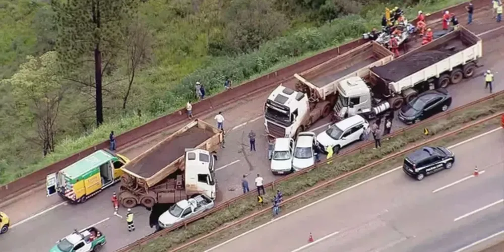 O acidente envolveu um total de 10 veículos: sete carros e três caminhões
