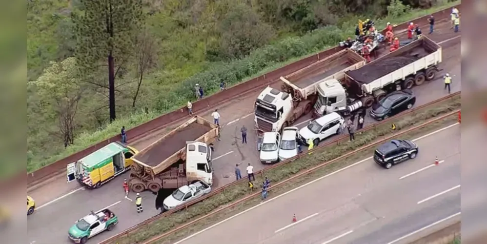 O acidente envolveu um total de 10 veículos: sete carros e três caminhões