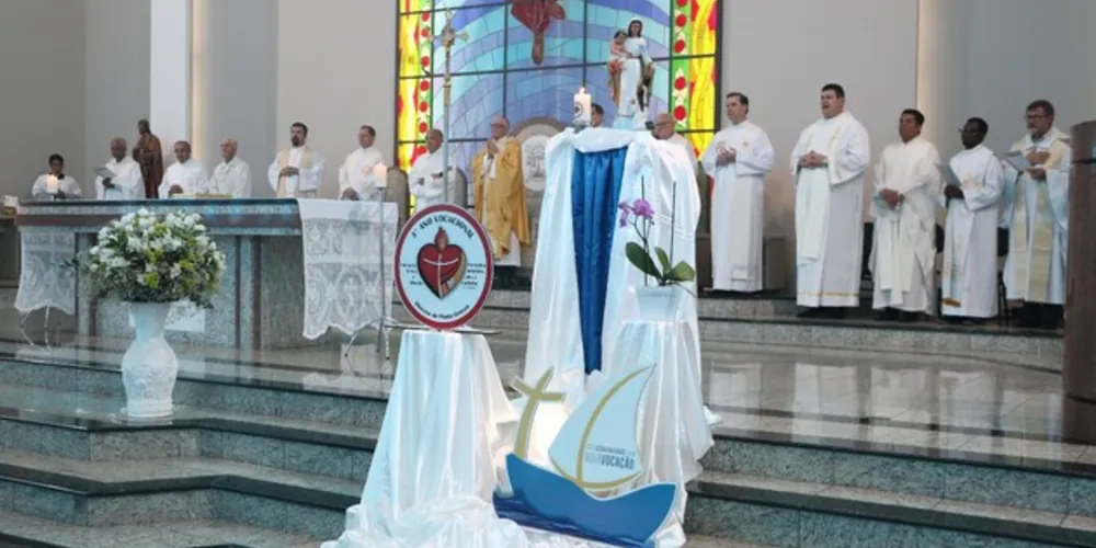Os símbolos do Ano Vocacional ficaram no altar