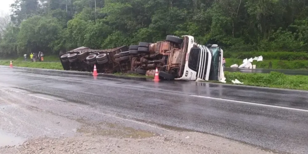 Um acidente envolvendo cinco caminhões bloqueou a BR-277, em Morretes, no litoral do Paraná, no km 31