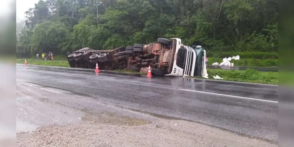 Um acidente envolvendo cinco caminhões bloqueou a BR-277, em Morretes, no litoral do Paraná, no km 31