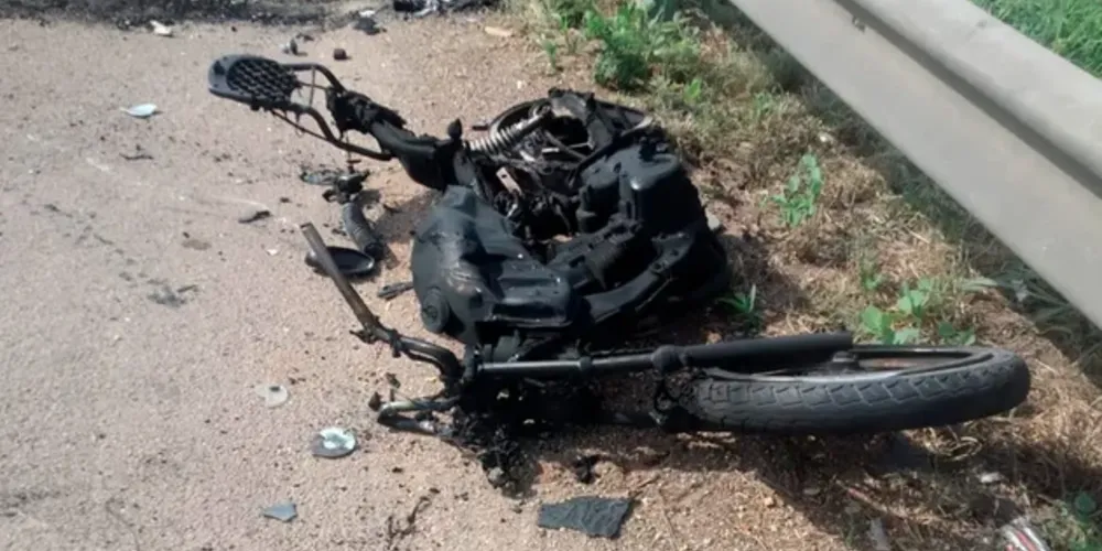Ao cair embaixo do rodado, a moto acabou arrastada e chegou a pegar fogo