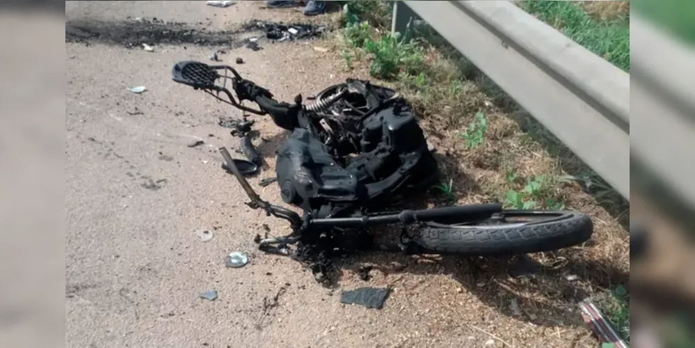 Ao cair embaixo do rodado, a moto acabou arrastada e chegou a pegar fogo