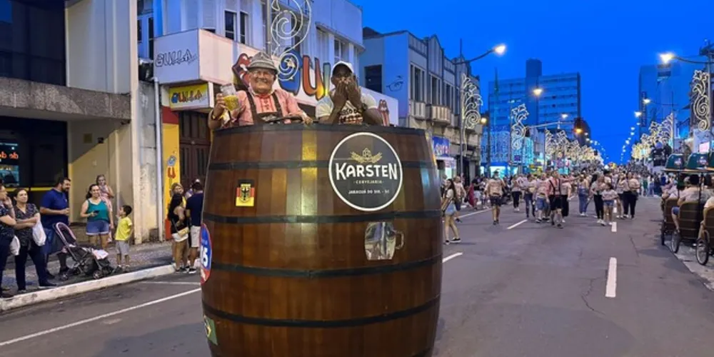 O desfile de abertura, na Avenida Vicente Machado, contou com grupos folclóricos de Santa Catarina que animaram o público e os participantes