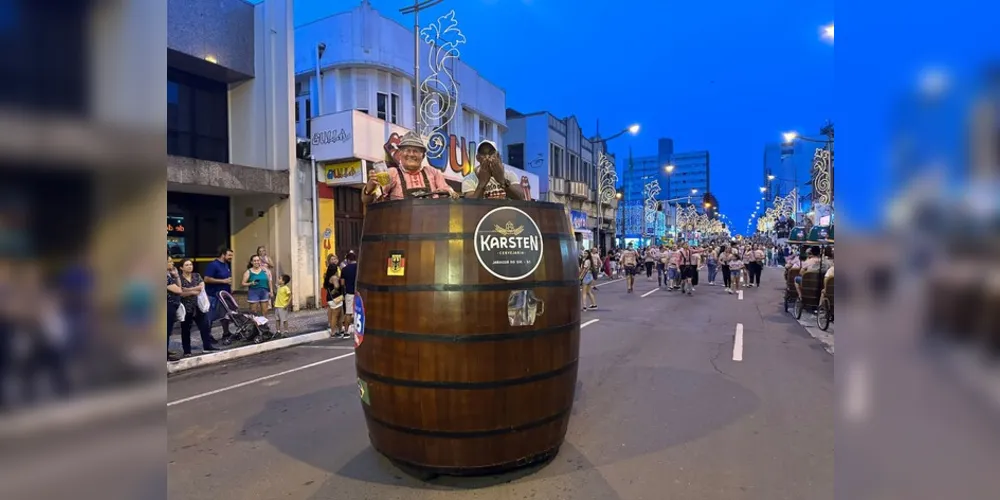 O desfile de abertura, na Avenida Vicente Machado, contou com grupos folclóricos de Santa Catarina que animaram o público e os participantes