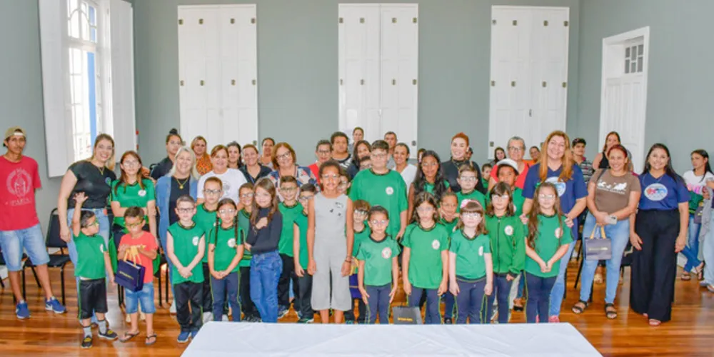 Prefeita Alcione Lemos esteve presente na distribuição de novos acessórios para os estudantes