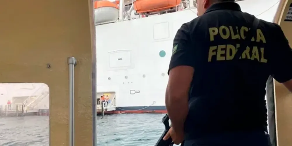O navio saiu de Santos, em São Paulo, e foi abordado pela PF em Angra dos Reis, no Rio de Janeiro