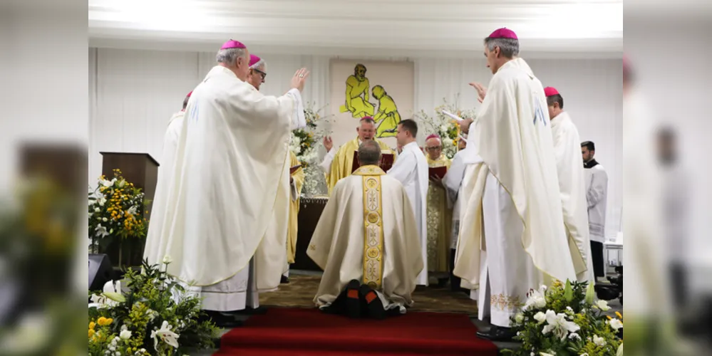 O padre iratiense foi ordenado bispo na sexta-feira