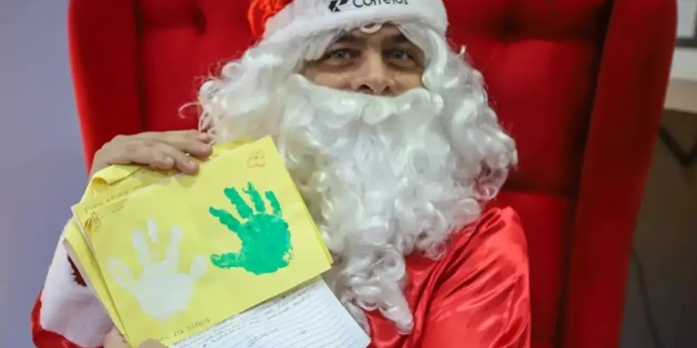 Quem quiser presentear uma criança neste natal, pode adotar uma cartinha em uma agência dos Correios ou pelo site da empresa