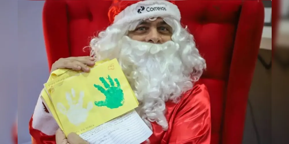 Quem quiser presentear uma criança neste natal, pode adotar uma cartinha em uma agência dos Correios ou pelo site da empresa