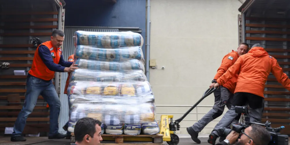 A Defesa Civil do Paraná envia, na manhã desta sexta-feira (20), mais um lote de cestas básicas para os municípios afetados pelas chuvas no Estado. Foto: Geraldo Bubniak/AEN