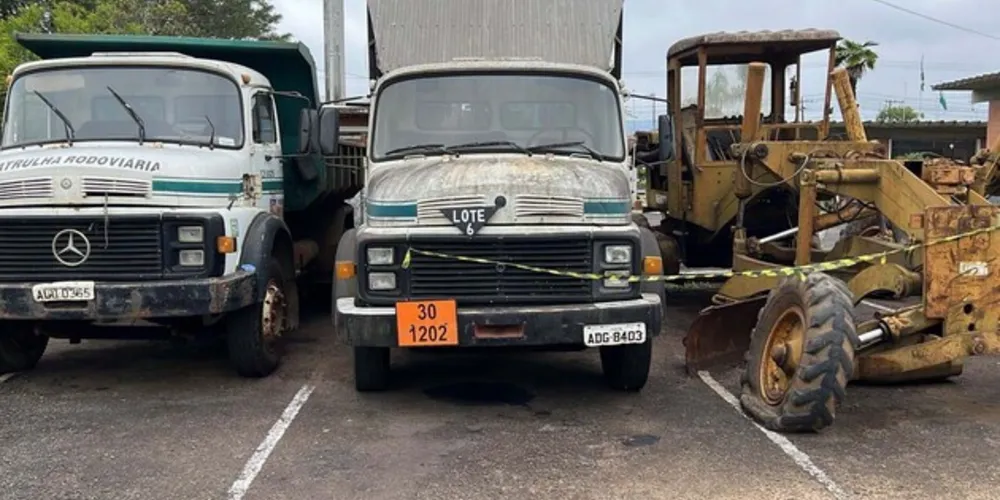 As doações incluem caminhão basculante, caminhão carroceria, semi-reboque, micro-ônibus, cavalo mecânico, motoniveladora, retroescavadeira, misturador de solo, entre outros