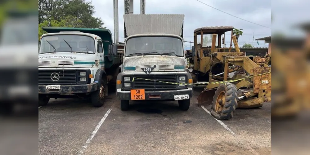 As doações incluem caminhão basculante, caminhão carroceria, semi-reboque, micro-ônibus, cavalo mecânico, motoniveladora, retroescavadeira, misturador de solo, entre outros