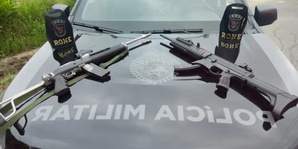 Foram apreendidas duas armas, uma Carabina calibre 556 e uma CT calibre 9mm