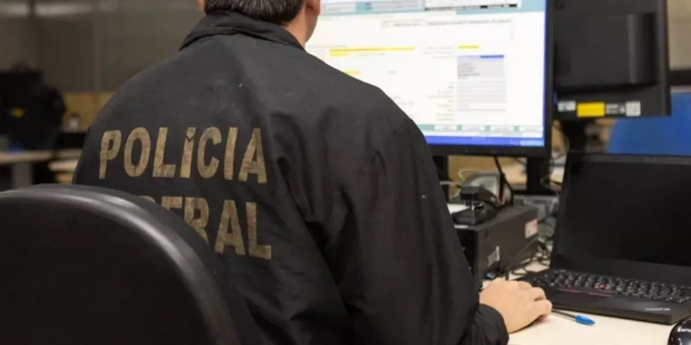 A vítima denunciou os crimes e, após a investigação, a PF cumpriu mandado de busca e apreensão