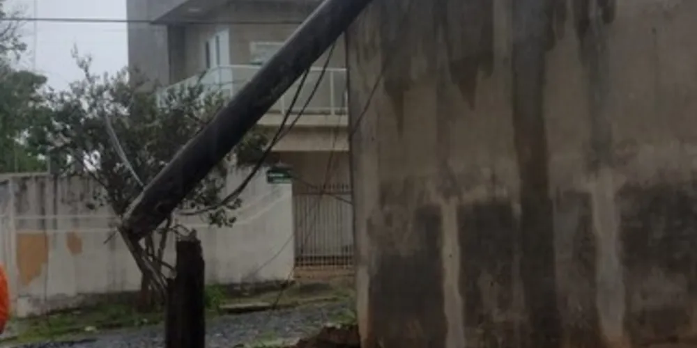 Poste acabou partindo ao meio por conta da forte chuva desta tarde.