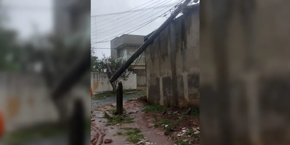 Poste acabou partindo ao meio por conta da forte chuva desta tarde.