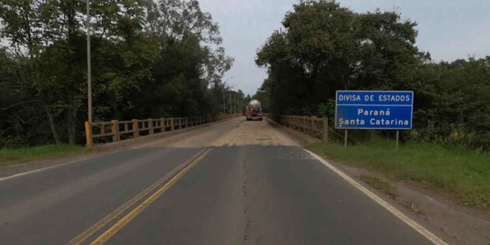 Devido às condições no município de Três Barras (SC), a ponte sobre o Rio Negro está novamente com bloqueio total de tráfego