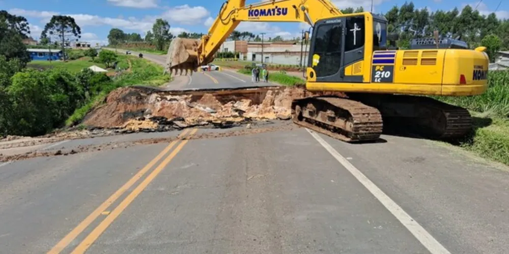 Maquinário está preparando acesso ao local das obras, onde serão implantadas duas novas galerias de concreto