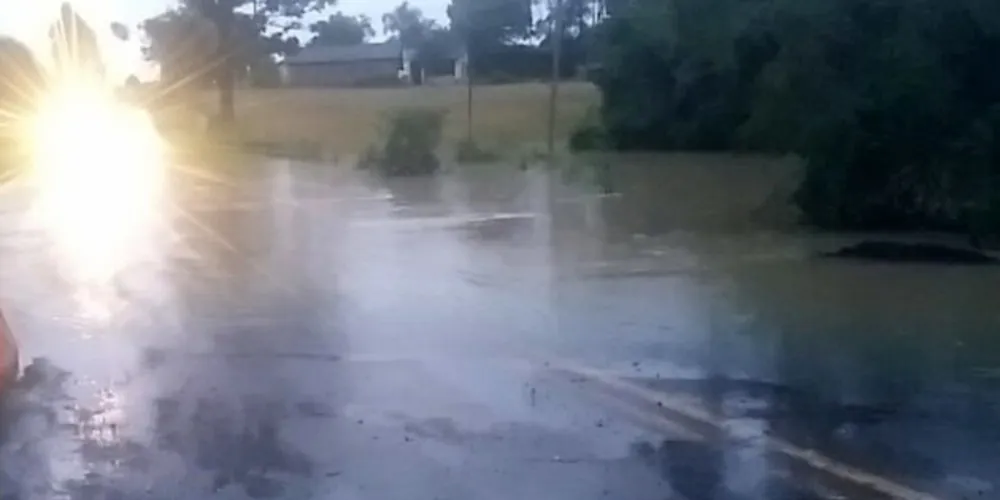 Ambas as pistas estão cobertas pela água