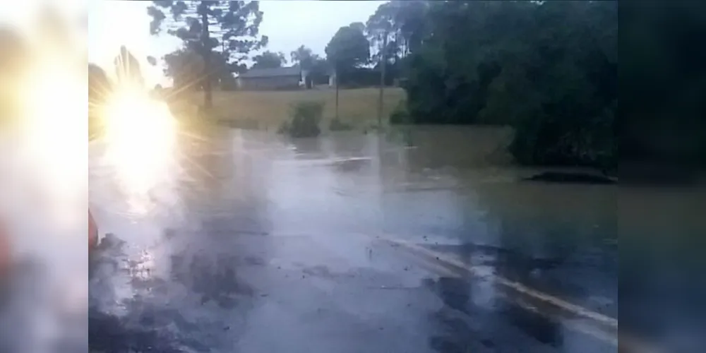 Ambas as pistas estão cobertas pela água