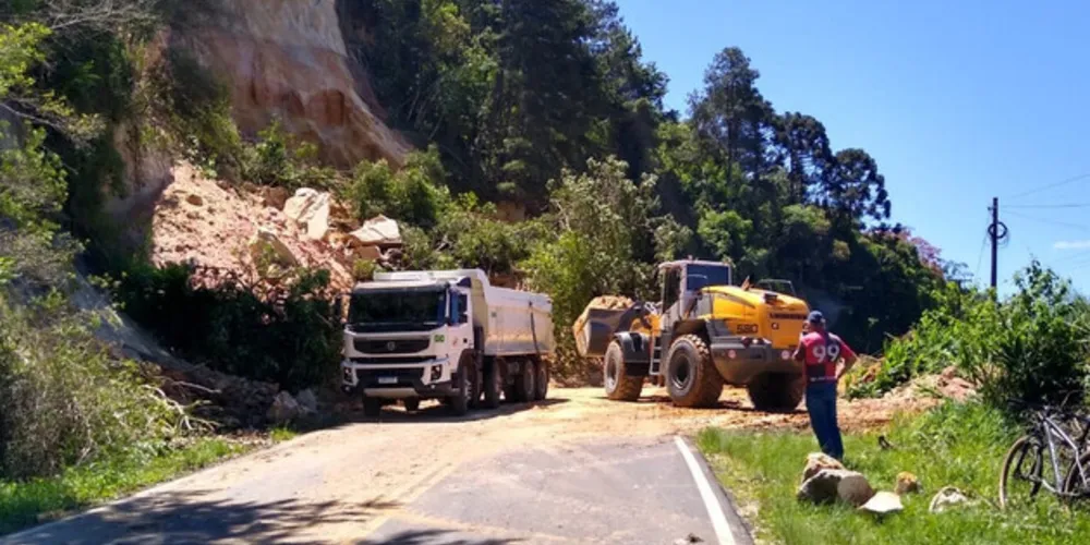 PR-466, em União da Vitória, é um dos locais que segue bloqueado totalmente