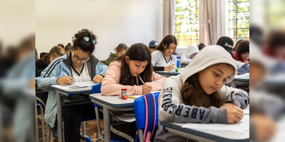 Participam estudantes dos 5° e 9° anos do ensino fundamental e das 3ª e 4ª séries do ensino médio