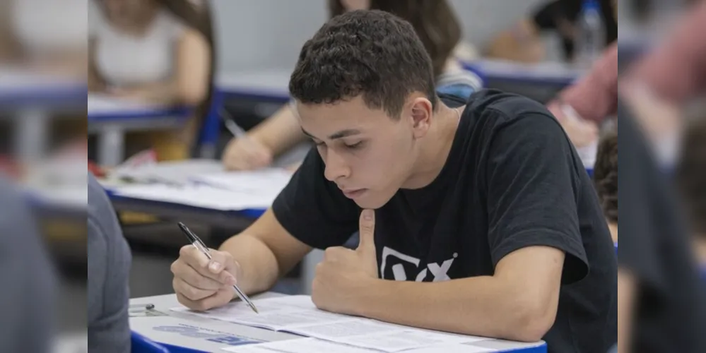 Para entrar no local de provas, o candidato deve estar munido de documento oficial de identificação original e caneta esferográfica com tinta azul-escura ou preta