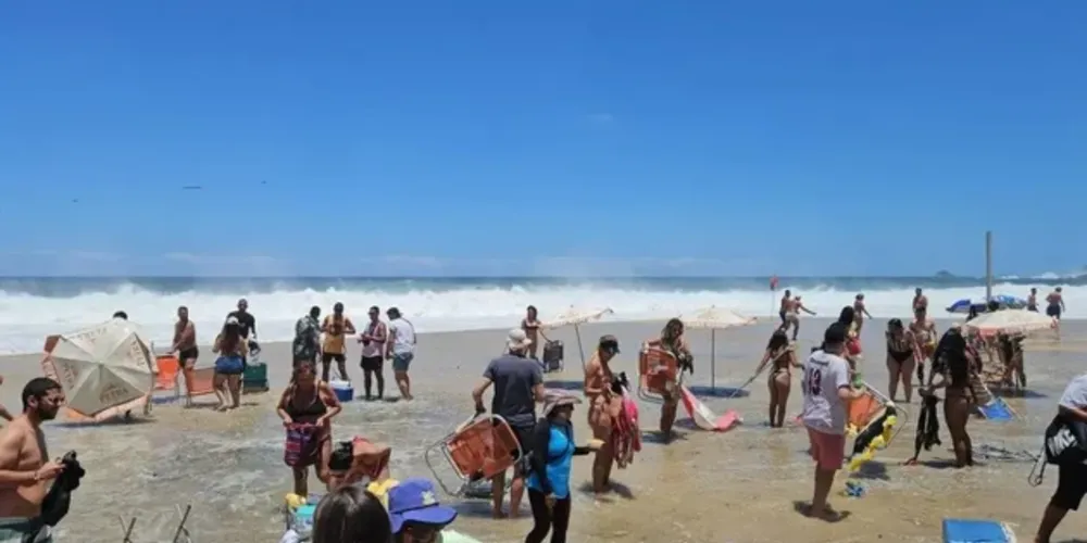 Mar invadiu o calçadão na praia do Leblon, altura do posto 11, no domingo (5)