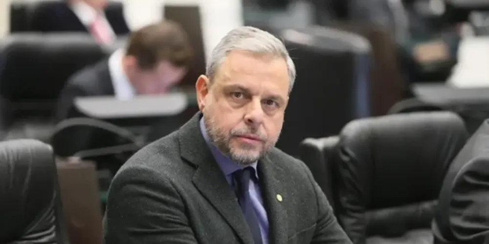 Buscas estão sendo feitas em endereços ligados ao deputado