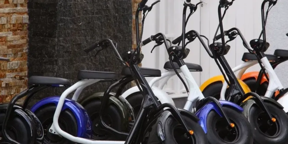 Motos elétricas são um dos tipos de ciclomotor, que agora precisam de habilitação para serem conduzidos