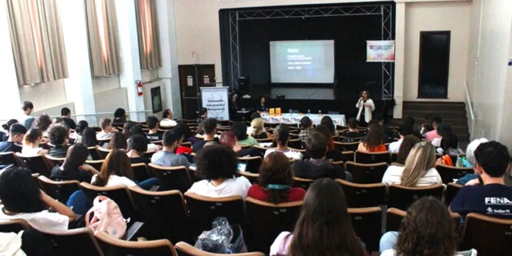 A manhã de abertura do evento, na segunda-feira (20), trouxe a Ponta Grossa a professora Maria Cecília Guirado, do Departamento de Comunicação Social da Universidade Estadual de Londrina