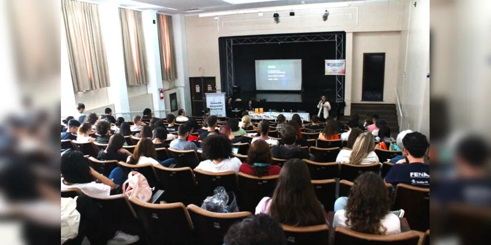 A manhã de abertura do evento, na segunda-feira (20), trouxe a Ponta Grossa a professora Maria Cecília Guirado, do Departamento de Comunicação Social da Universidade Estadual de Londrina